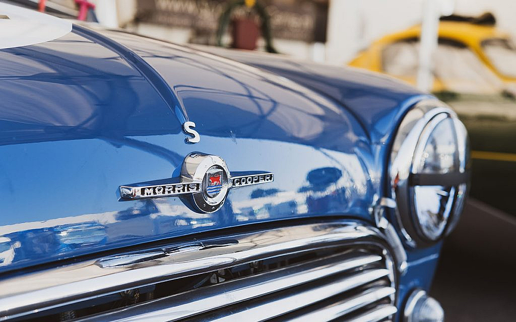 سيارة ميني من الأمام