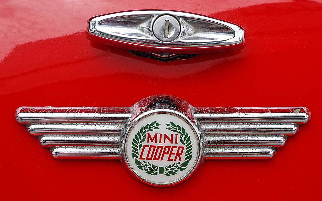 شعار ميني كوبر بخلفية حمراء