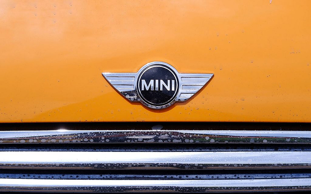 شعار شركة ميني على سيارة برتقالية