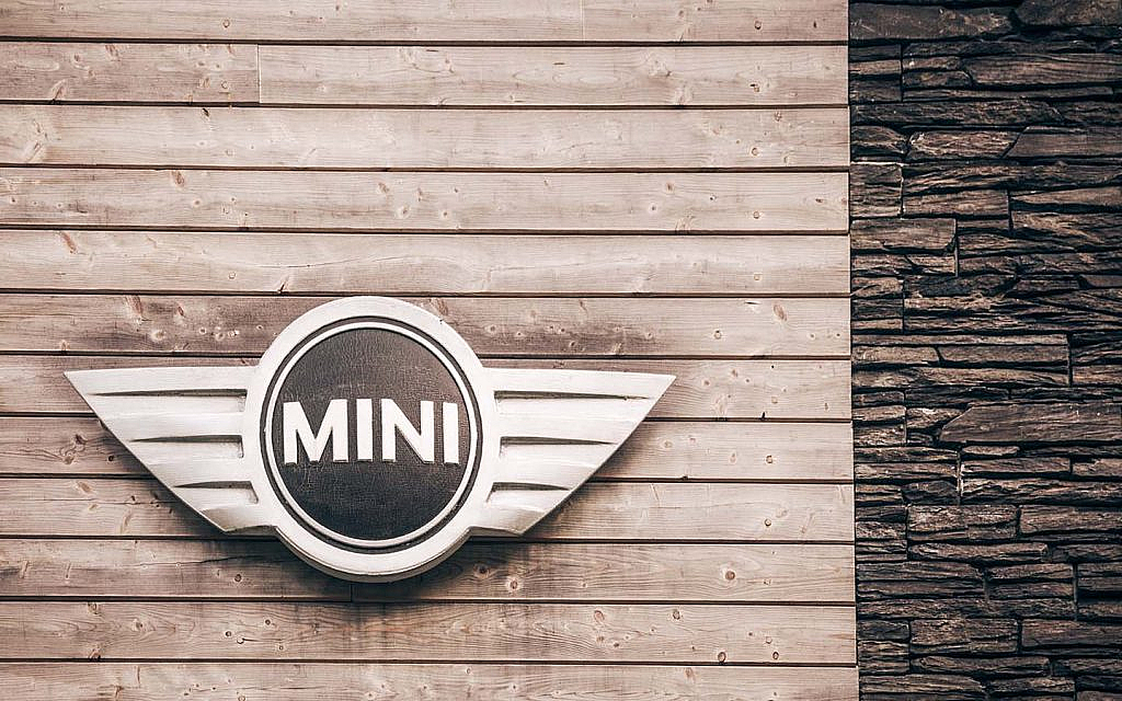 شعار ميني بخلفية خشبية