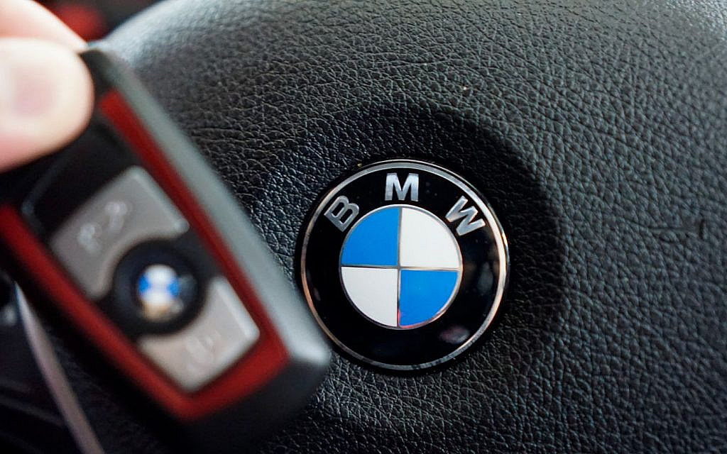 The classic BMW key fob allows remote locking and unlocking of your vehicle