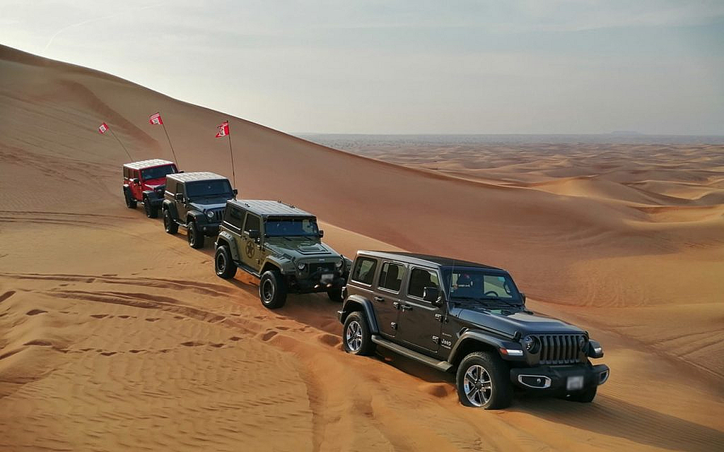 سيارات جيب سوداء في الصحراء