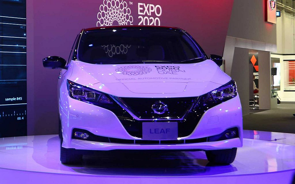 نيسان ليف بيضاء