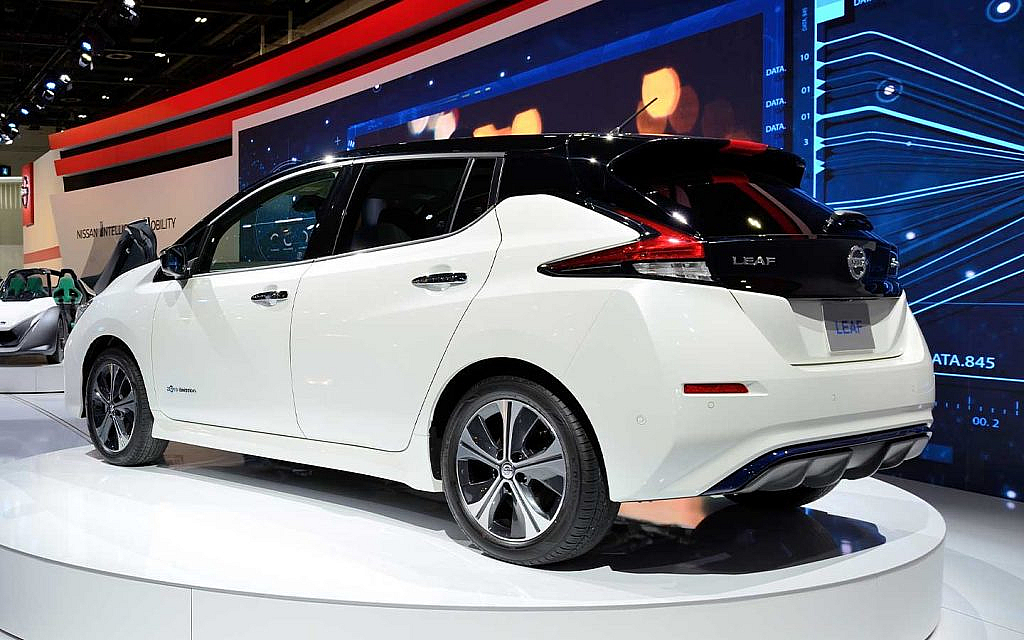 نيسان ليف من الخلف