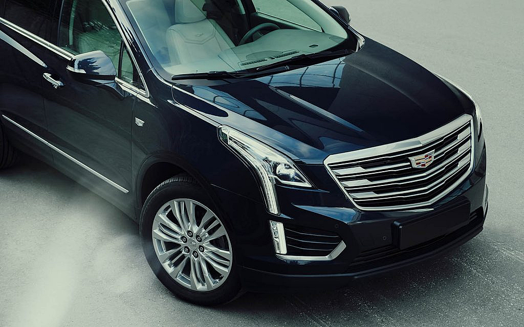 سيارة كاديلاك XT5 سوداء