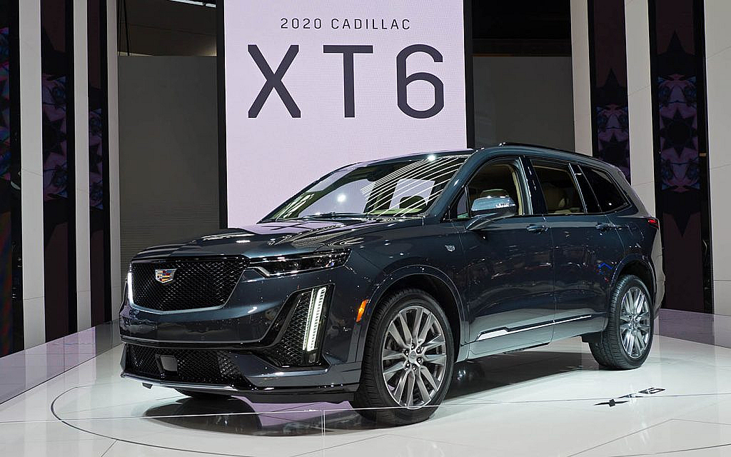 سيارة كاديلاك XT6 في أحد المعارض