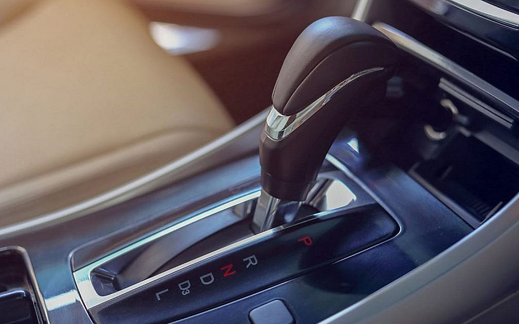 Straight gear shifter features a simple design and quick transitions