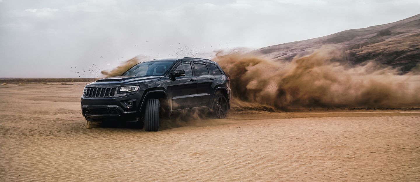 سيارة جيب أثناء دريفت في صحراء