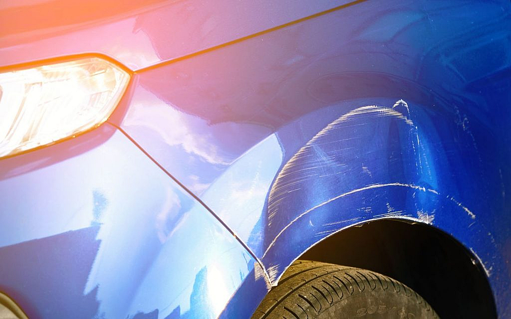 سيارة مضروبة من المقدمة