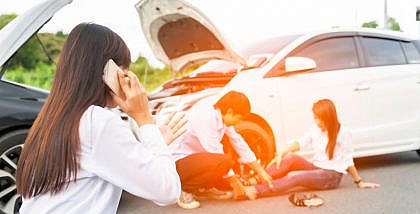 شخص يتفحص سيدة بعد حادث مروري