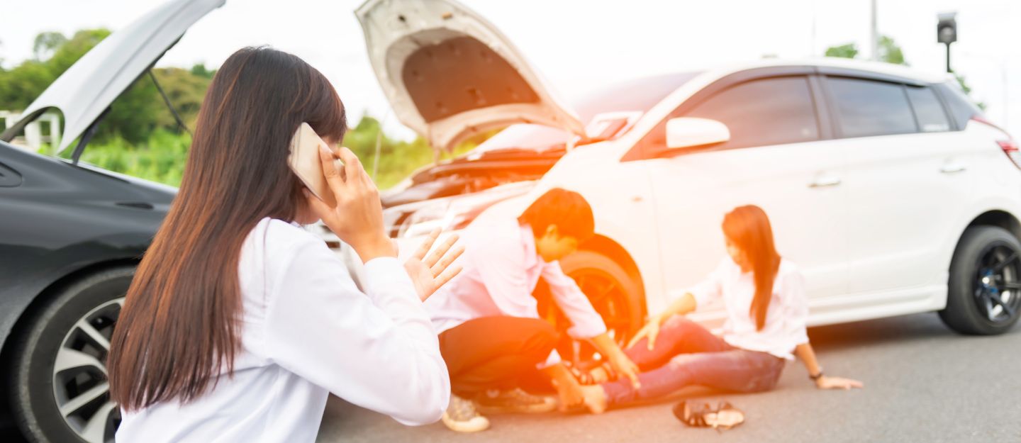 شخص يتفحص سيدة بعد حادث مروري