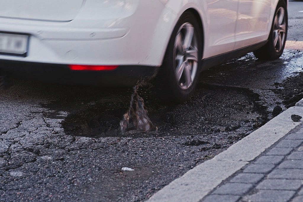knowing how potholes affect tyres is essential 