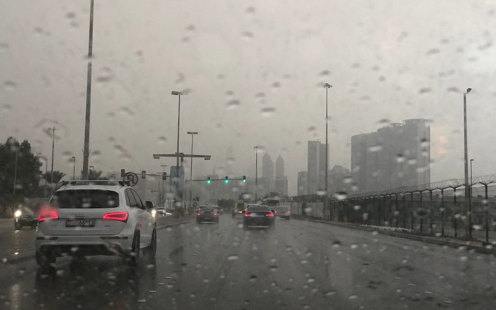 زجاج سيارة عليه قطرات مطر