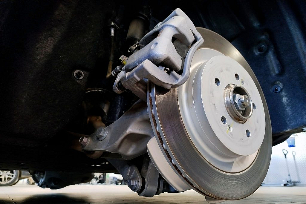 Identify what is the difference between brake pads and brake shoes