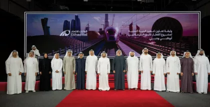 صورة جماعية في حفل إطلاق القطار فائق السرعة بين دبي وأبوظبي
