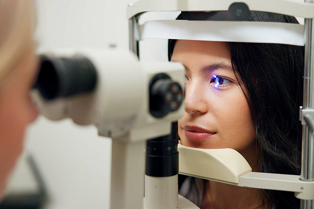 You can visit RTA approved centres to get eye test for driving licence in uae
