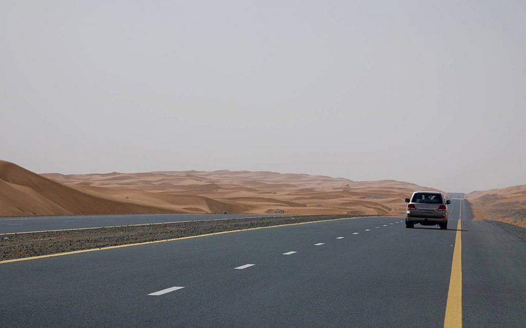 سيارة على طريق صحراوي