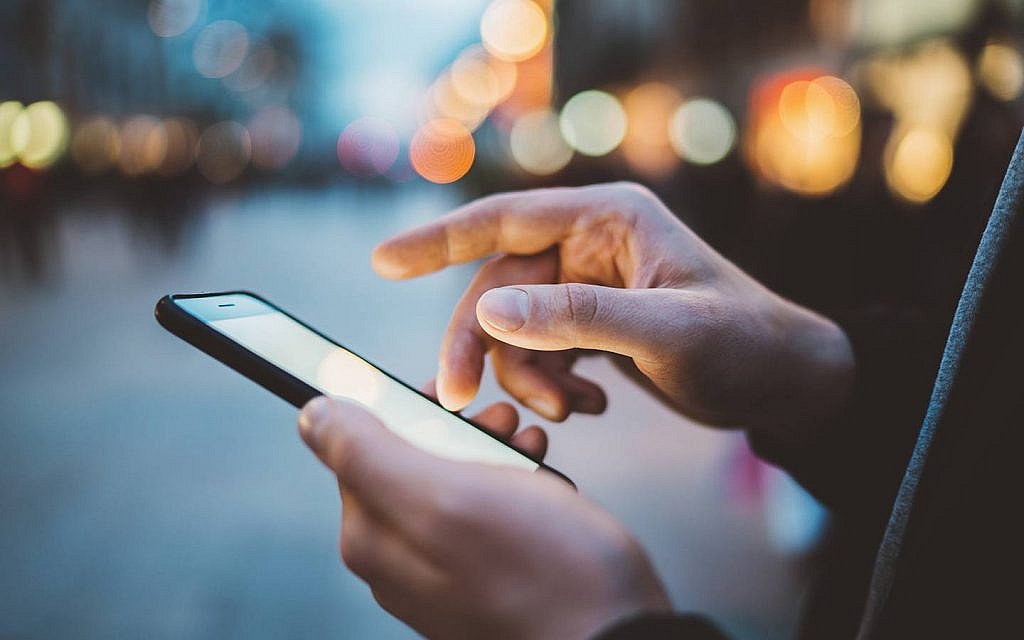 شخص يستخدم الهاتف من أجل اقتراح خطوط باصات جديدة في هيئة الطرق والمواصلات بدبي