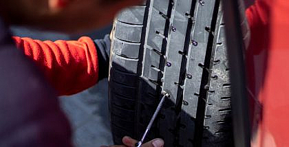 Here is a key differences between a tyre plug vs a tyre patch