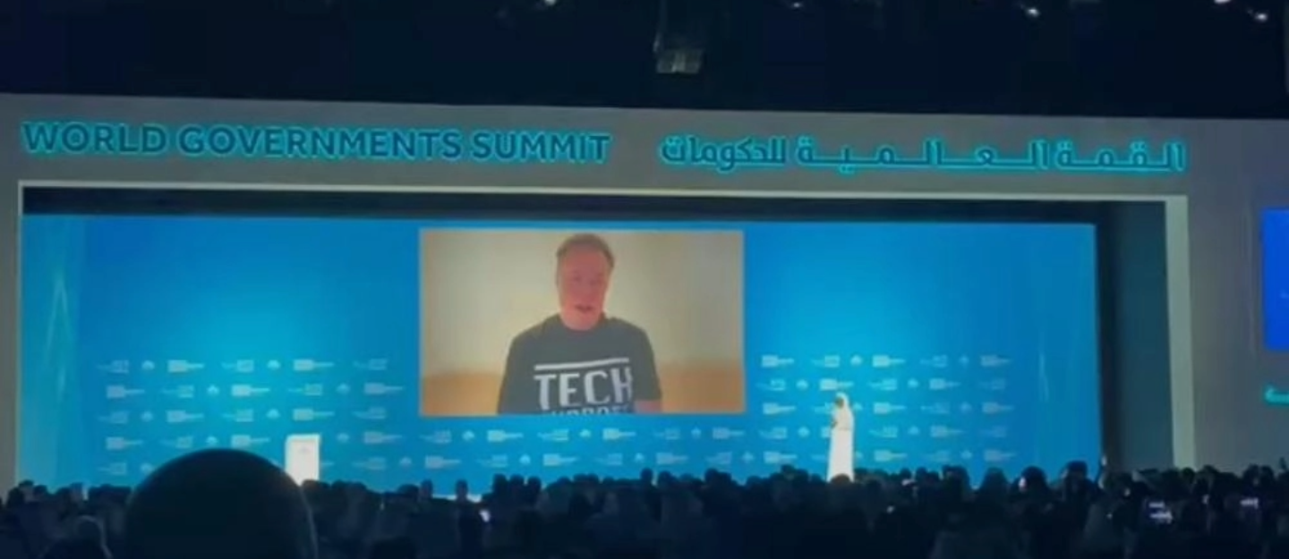 جزء من القمة العالمية للحكومات و إيلون ماسك على الشاشة