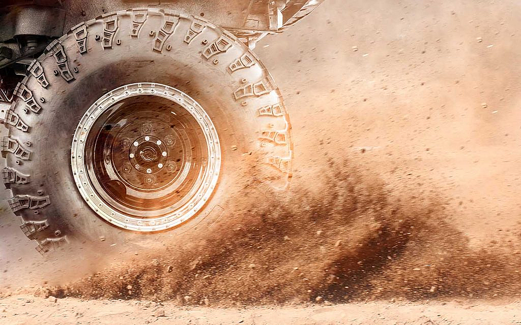 إطار سيارة دفع رباعي
