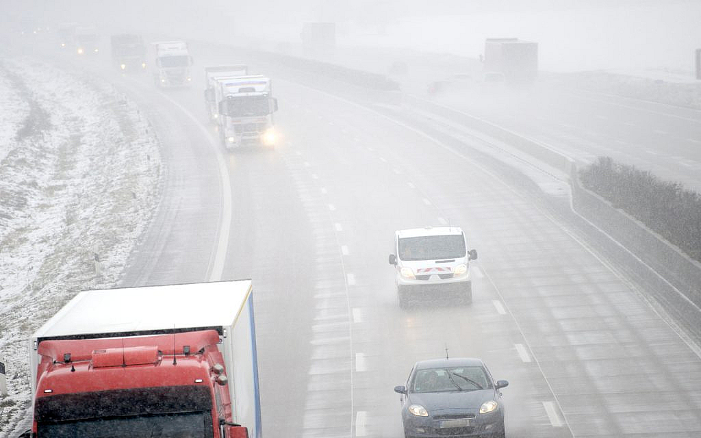 الالتزام بالمسرب اثناء القيادة في الضباب
