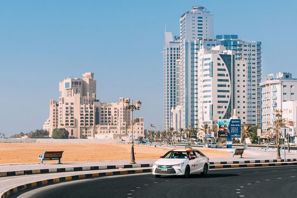 Call a taxi in the UAE using dedicated hotlines for instant bookings
