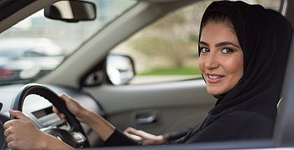 مرأة تقود