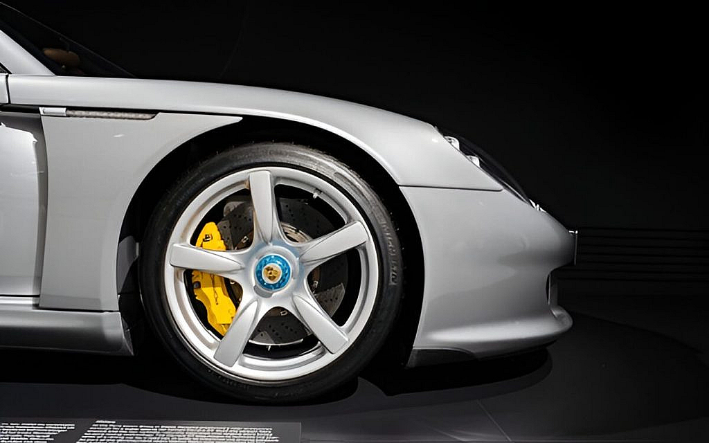 The central lock wheels of Porsche carrera gt
