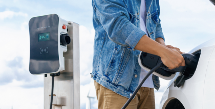 شخص يشحن السيارة الكهربائية