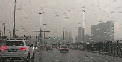 زجاج سيارة أمامي عليه قطرات مطر