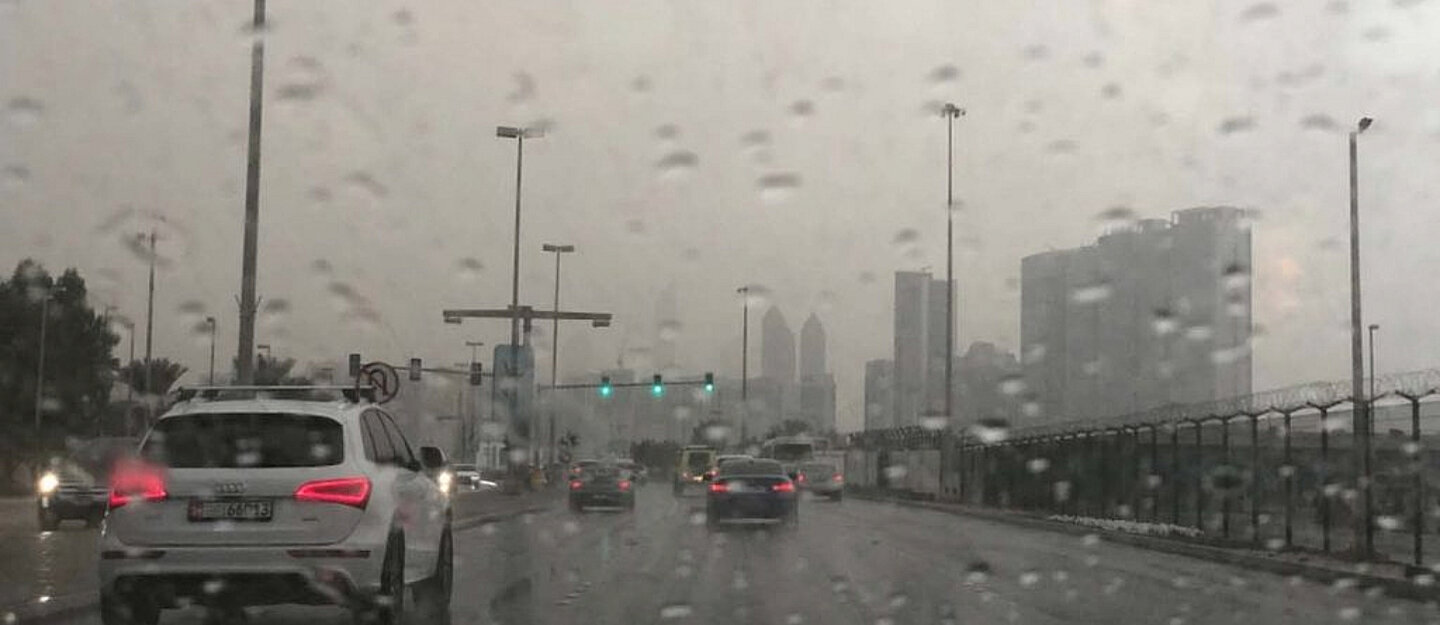 زجاج سيارة أمامي عليه قطرات مطر