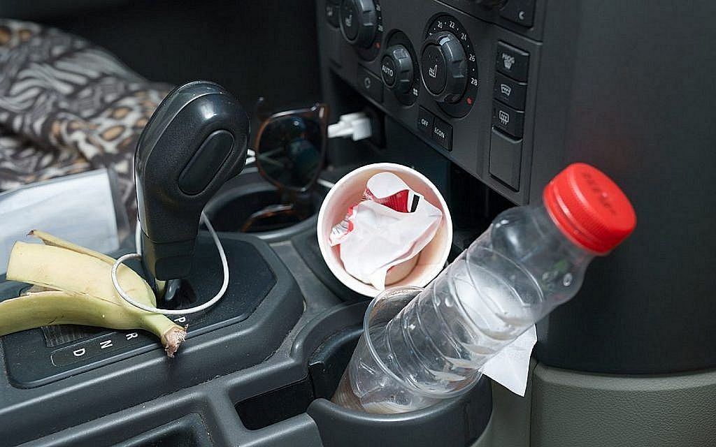 صورة لداخلية سيارة وسخة