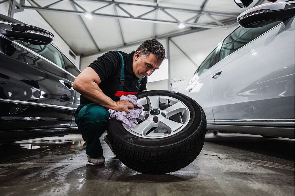 A man repairing scratched rims by following simple steps