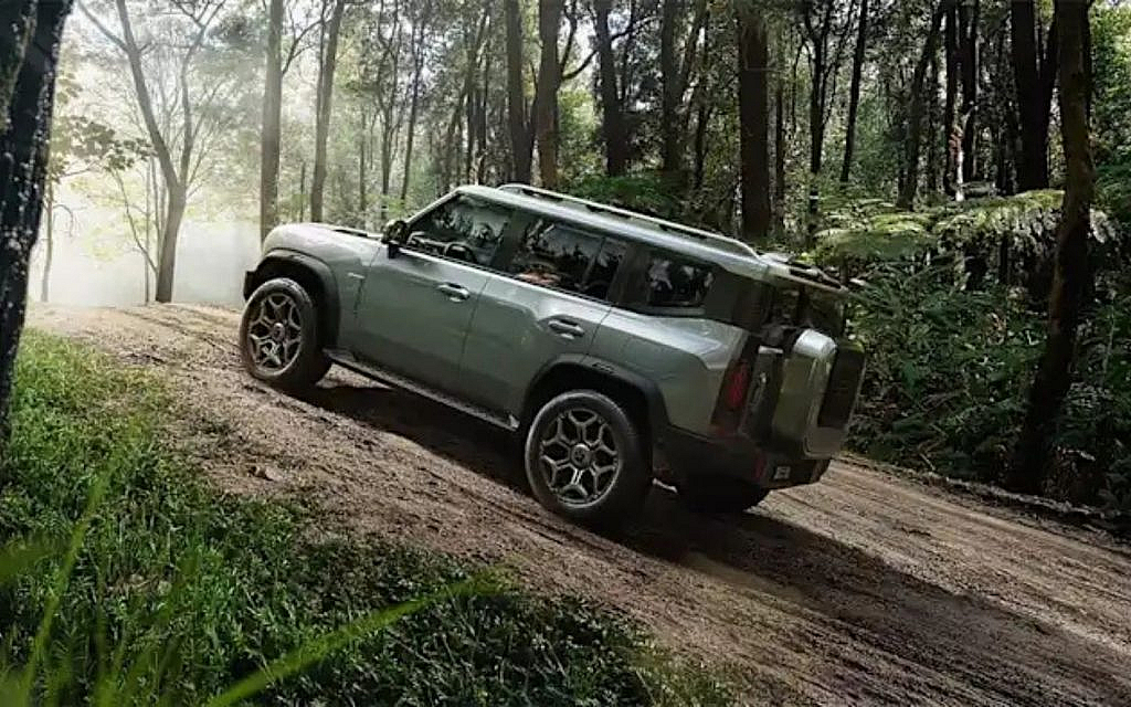 Green Jetour T2 climbing a hill
