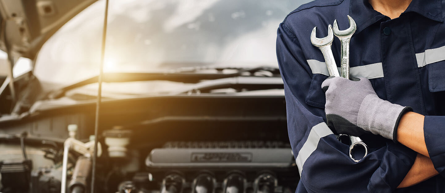 شخص يصلح سيارة