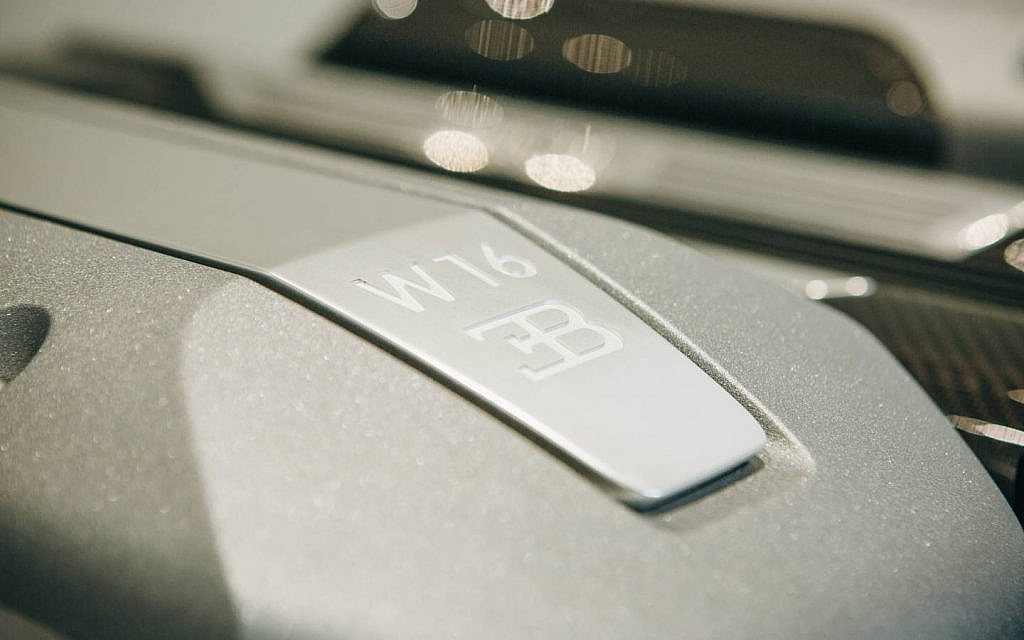 Bugatti Chiron specs of engine and performance