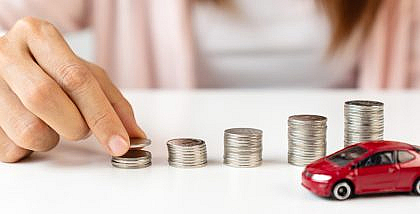 عملات نقدية ومجسم سيارة