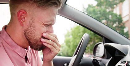 سائق منزعج من رائحة سيارته
