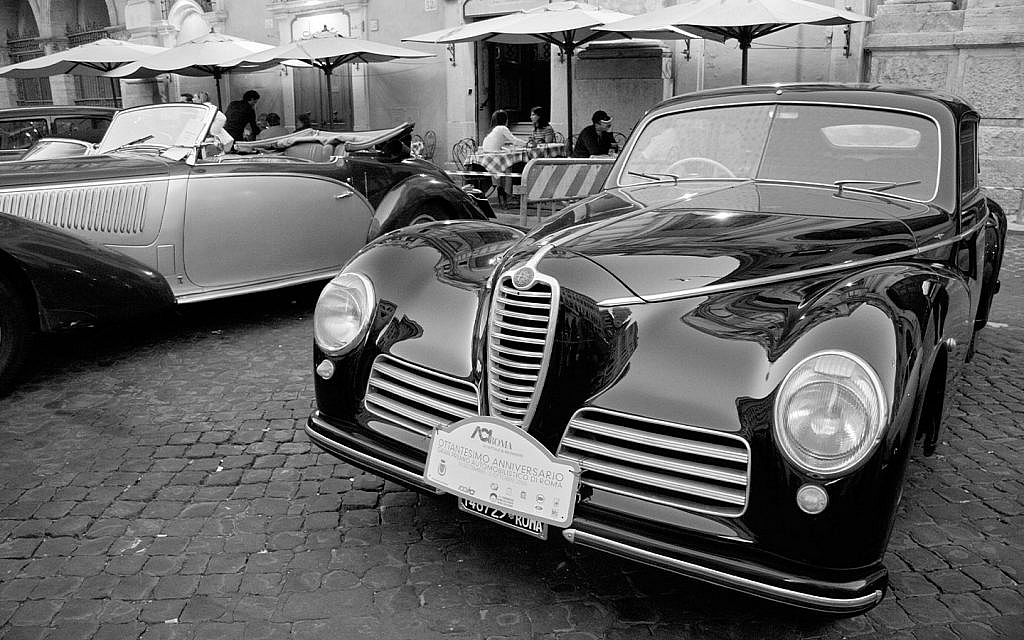 سيارة ألفا روميو قديمة