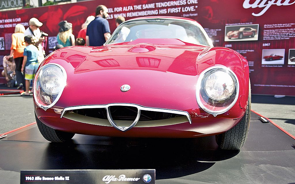 سيارة ألفا روميو حمراء