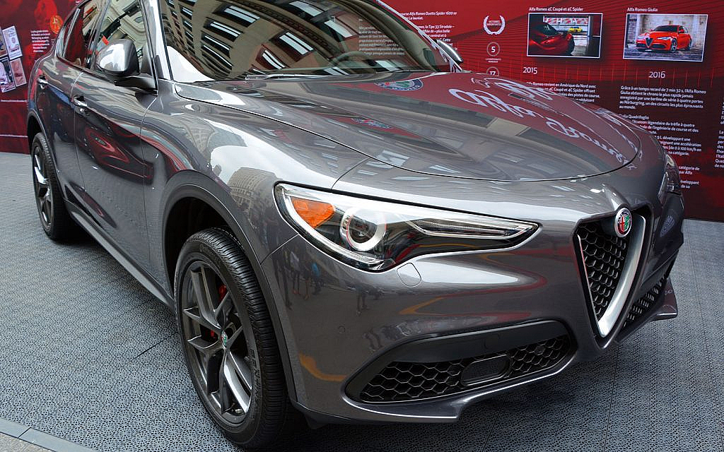 سيارة ألفا روميو حديثة