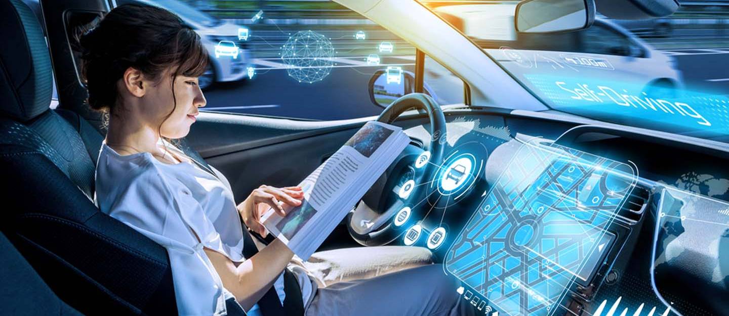 فتاة تقراء كتاب