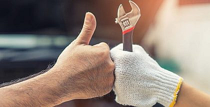 شخص يعمل مفتاح براغي