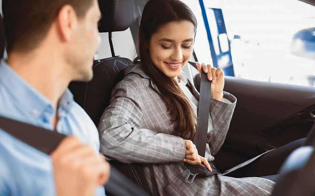 Modern seat belts lock during sudden stops thanks to the ELR mechanism.
