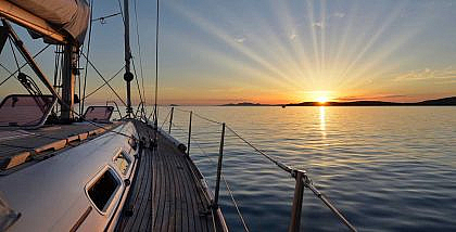 قارب في البحر