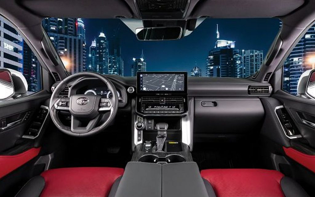 The Land Cruiser Hybrid features advanced infotainment for a seamless, enjoyable drive.