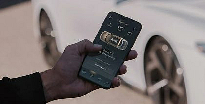 شخص يستخدم تطبيق لوسيد