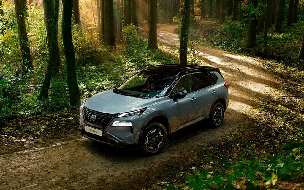Nissan X-TRAIL N N-TREK variant off-roading in a jungle