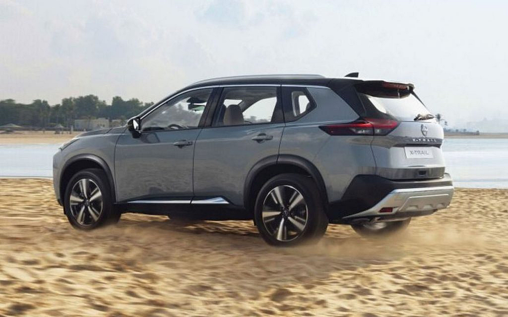 X-TRAIL 2025 on a sandy beach